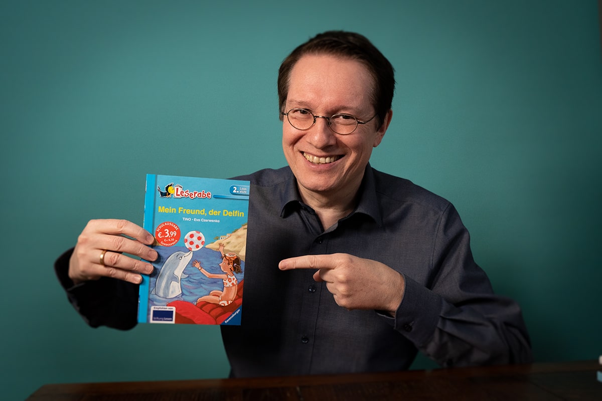 Kinderbuchautor Tino mit seinem Buch "Mein Freund der Delfin"